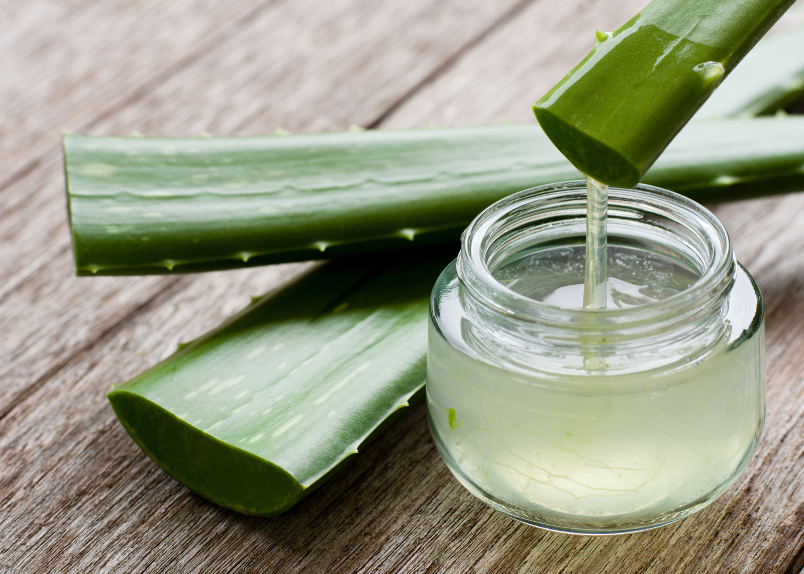 Aloe vera cortado en piezas y un frasco de gel de aloe vera